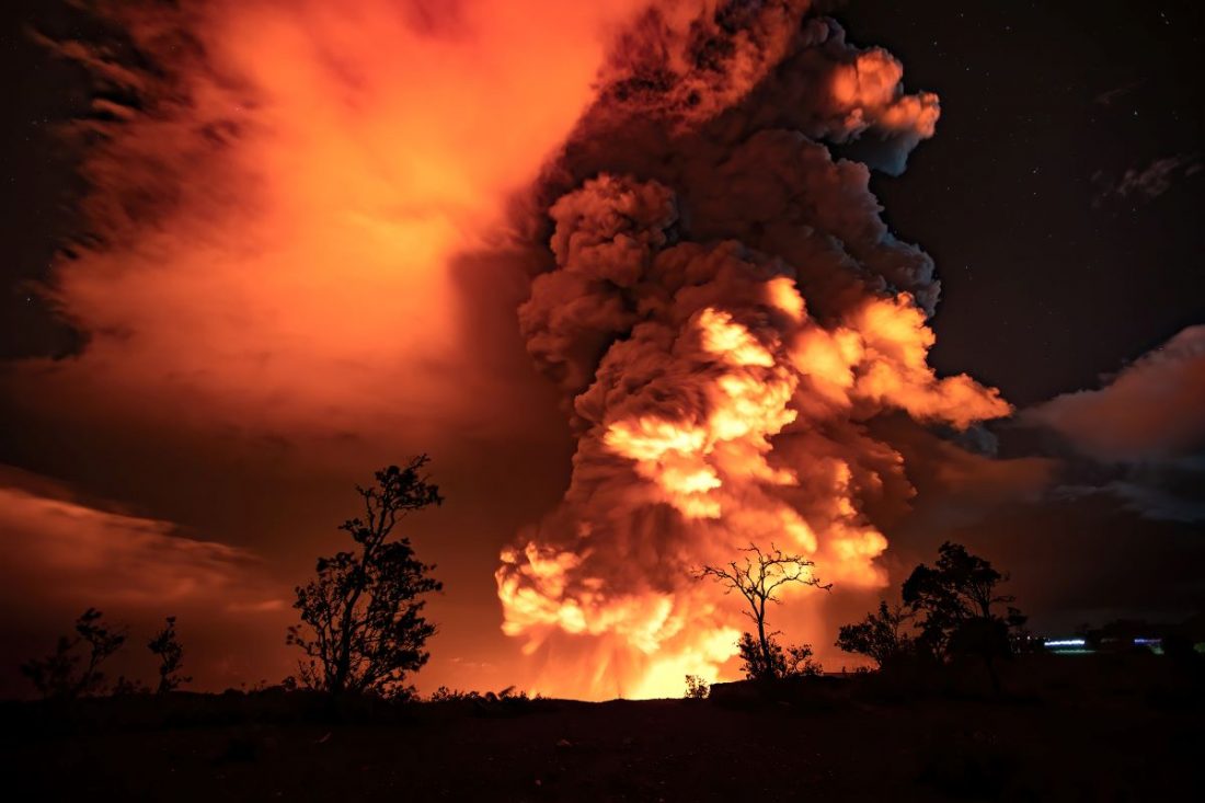 ハワイ島キラウエア火山が12月20日21:30（HST）に噴火再開。年末のキラウエアエリアの空を静かに赤く染めています